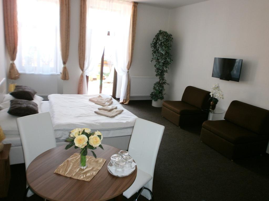 Hotel U Cisare Melnik Exterior photo