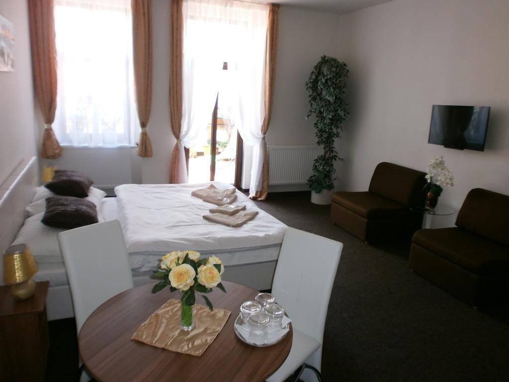 Hotel U Cisare Melnik Exterior photo